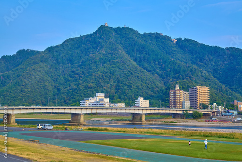 岐阜県岐阜市の長良川公園付近から長良橋と岐阜城方面の眺望