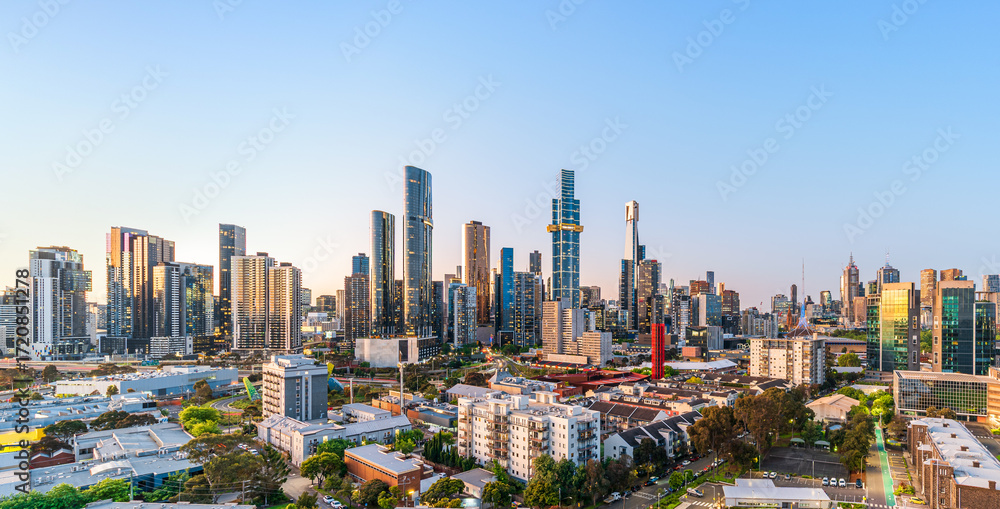 Naklejka premium Panoramic view of Melbourne's Southbank urban landscape, showing the mix of residential areas and modern high-rise buildings at dusk.