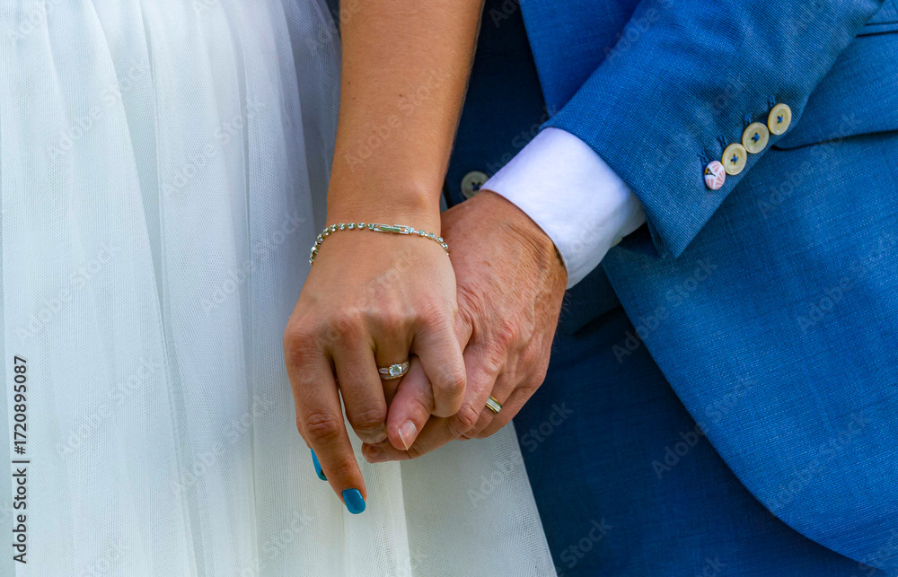 custom made wallpaper toronto digitalplan rapproché de mains d'un homme et d'une femme à leur mariage