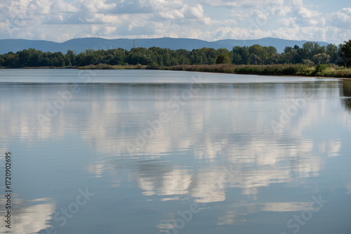 Fototapeta Naklejka Na Ścianę i Meble -  Staw Zabrzeszczak w Goczałkowicach, widok na Beskidy. 