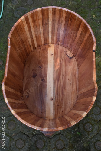 Unique bathtub craft made of wood with a rustic theme, this bathtub can be used to refresh.