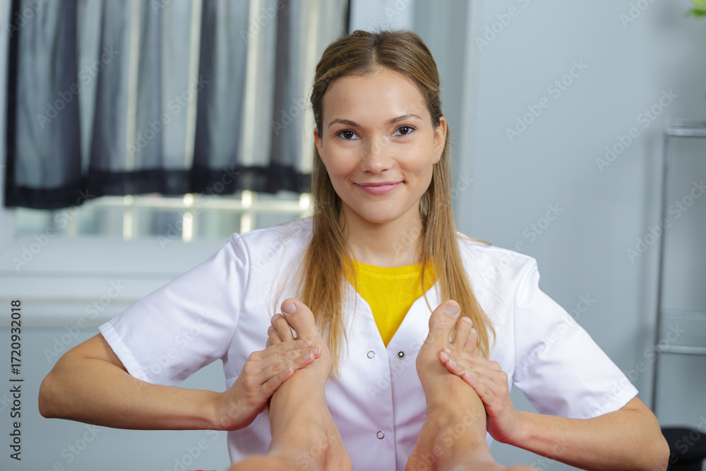 Fotografie foot massage in spa salon