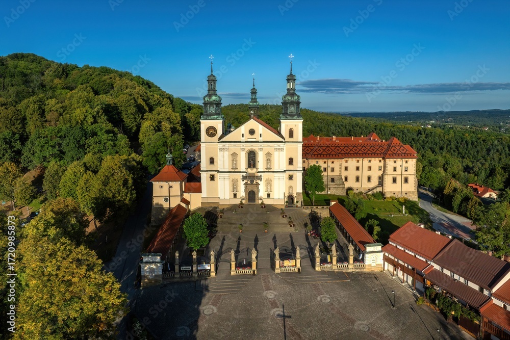 Obraz premium Sanktuarium Pasyjno-Maryjne w Kalwarii Zebrzydowskiej - klasztor i ścieżki Maryjne oraz kaplice i zabudowania 