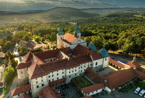 Sanktuarium Pasyjno-Maryjne w Kalwarii Zebrzydowskiej - klasztor i ścieżki Maryjne oraz kaplice i zabudowania

