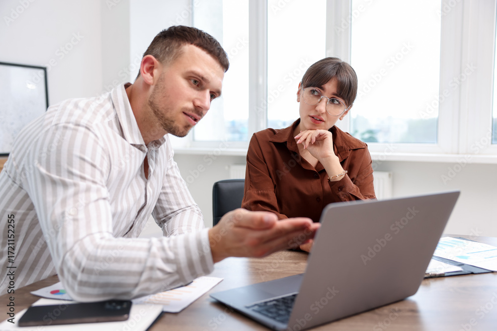 Obraz premium Consultant working with client at table in office. Business meeting