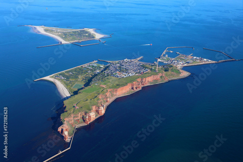 Tableau sur toile Luftbild von Helgoland mit der Hauptinsel im Vordergrund und der Düne im Hintergrund - aufgenommen aus einem Kleinflugzeug