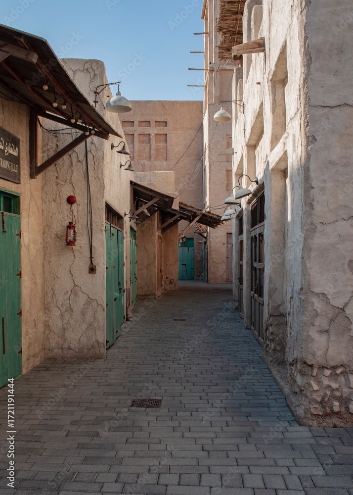 Obraz premium Historic Alley in Old Dubai with Traditional Doors