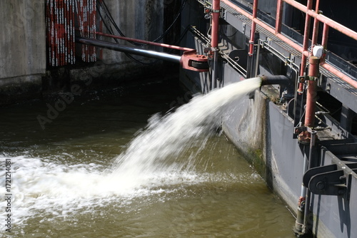 Pegelregulierung an der Glückstädter Schleuse