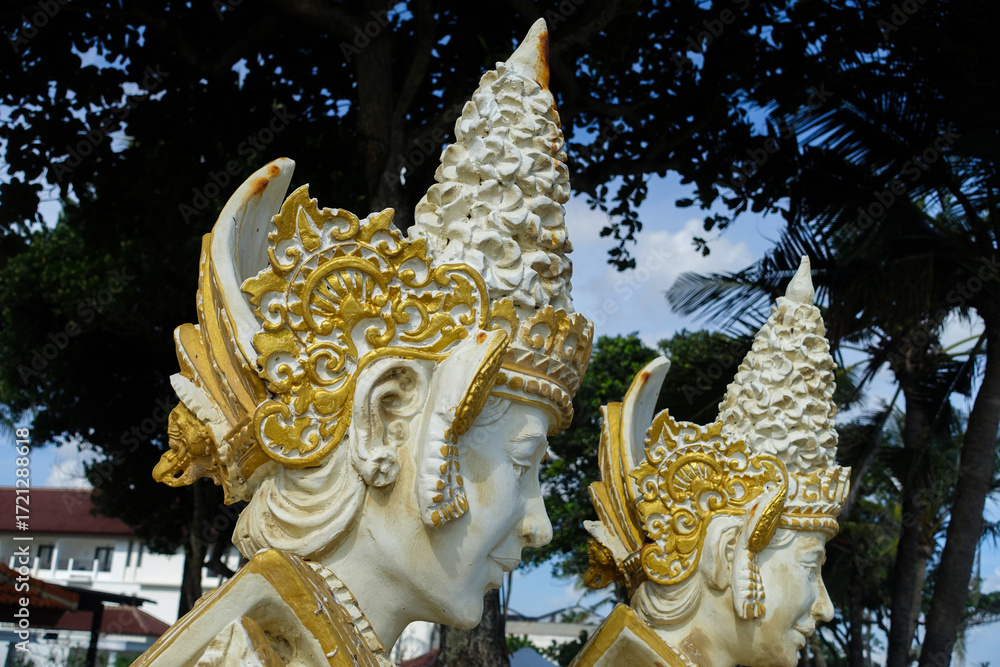 Fototapeta premium Sculptures of Balinese dancers