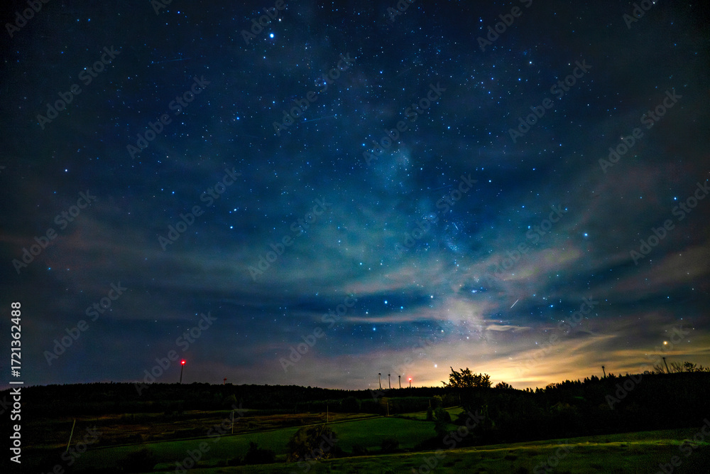 Naklejka premium Clouds on a Quebec night sky