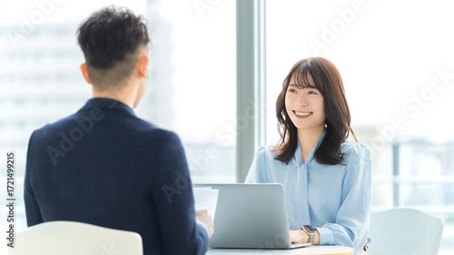 ミーティングをする男女2人のビジネスマン