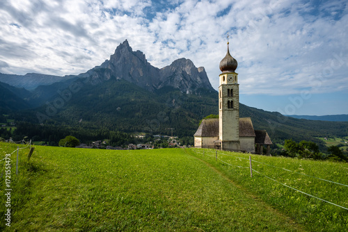 Kirche St. Valentin mit den Dolomiten im Hintergrund.