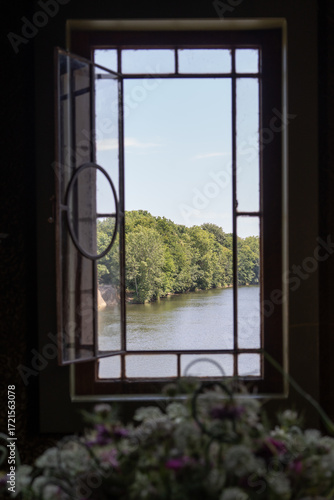 Vue sur la Loire de la galerie du Château de Chenonceau dans le Val de Loire - France - Europe