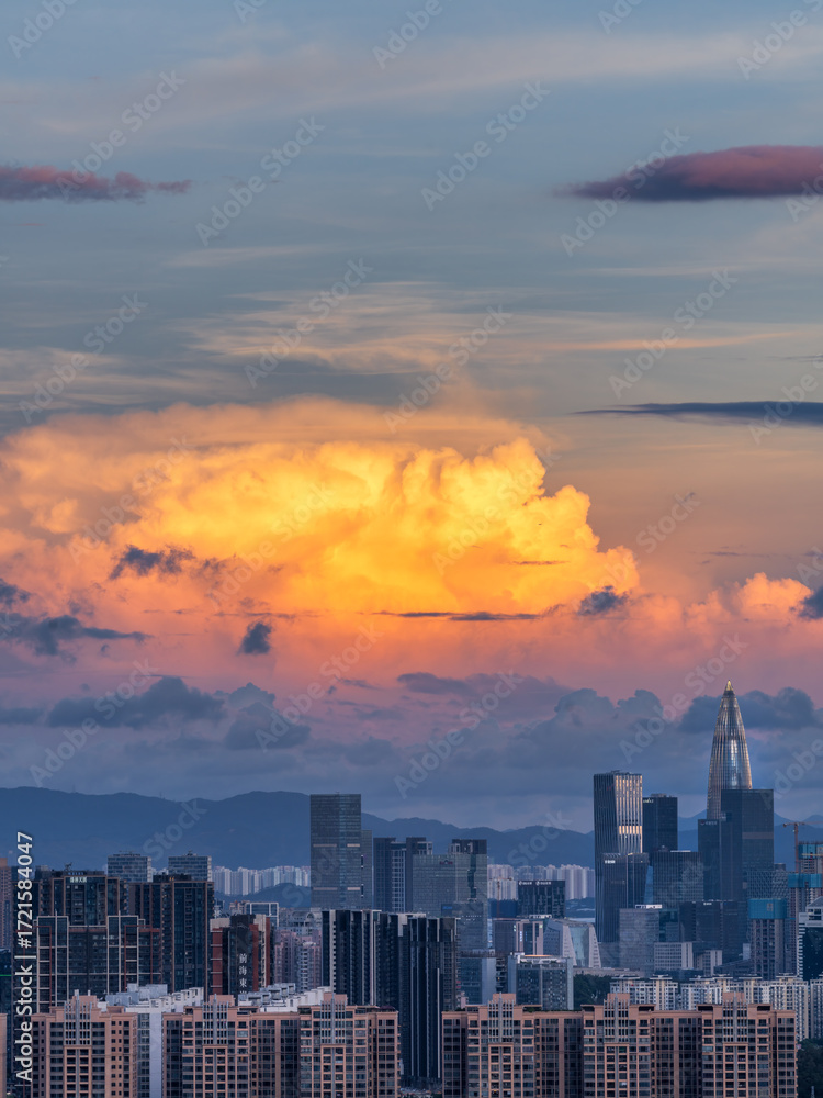 Fototapeta premium sunset over the city in Shenzhen