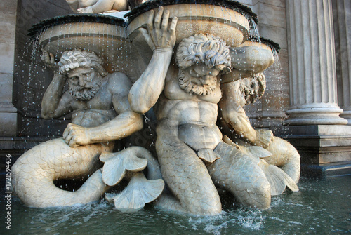 Wassermänner Skulpturen als Träger eines Brunnenbeckens.