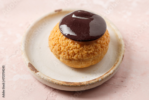 Chou individuel au chocolat, dessert français maison