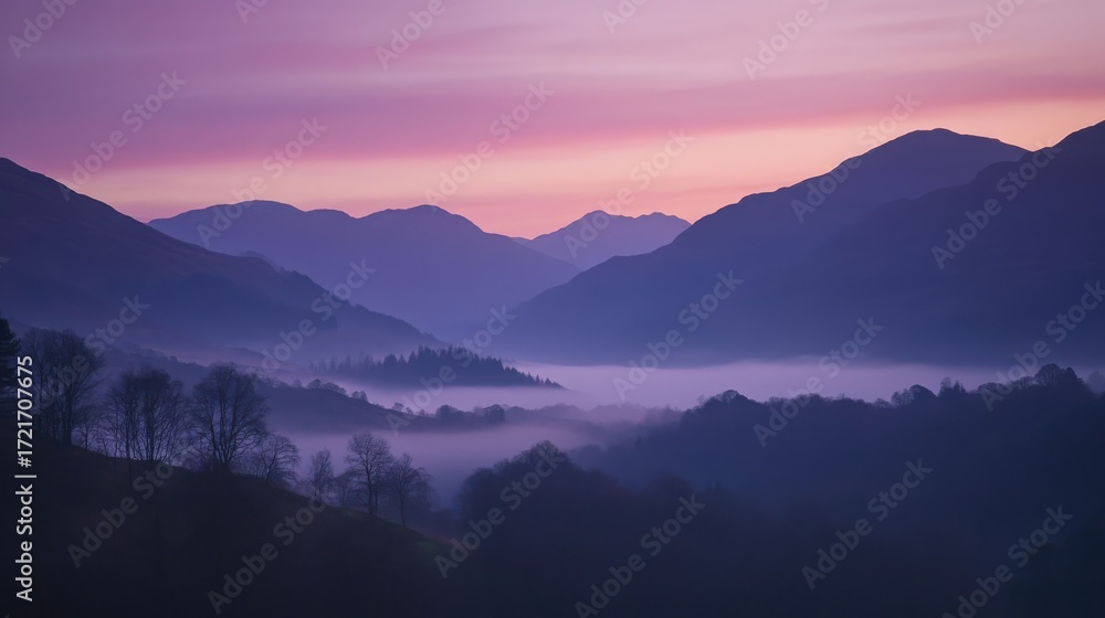Obraz premium Serene mountain landscape at dawn with mist in valley 
