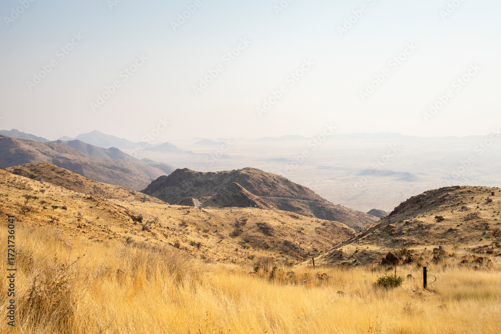 Obraz premium A picnic spot overlooks the vast Namib Desert from Spreetshoogte Pass