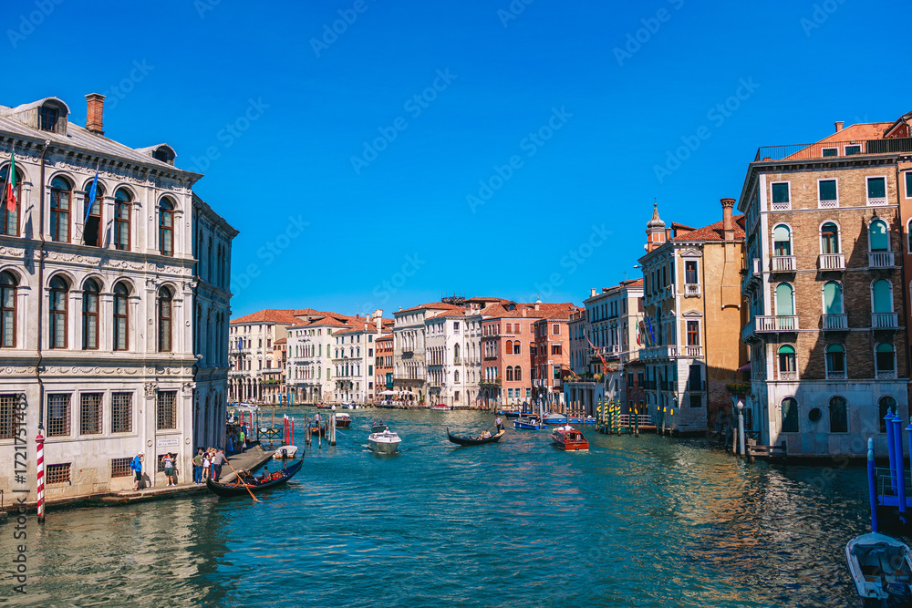 Obraz premium Venice, August 2025 – iconic views of St. Mark’s Basilica, Rialto Bridge, Grand Canal, Venetian nights, gondolas, and Carnival masks. Timeless beauty and culture in every shot.