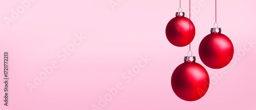 Weihnachtskugeln vor Hintergrund