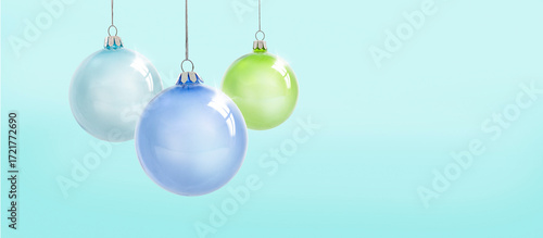 Weihnachtskugeln vor Hintergrund