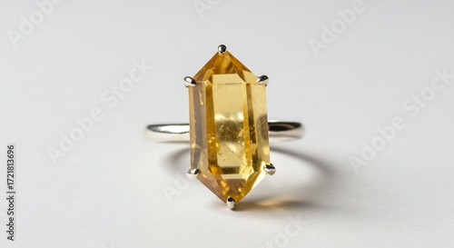 輝く黄金色 シトリンリング 優雅な輝きを放つ