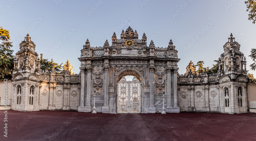 Fototapeta premium Gate of Dolmabahce Palace in Istanbul, Turkey