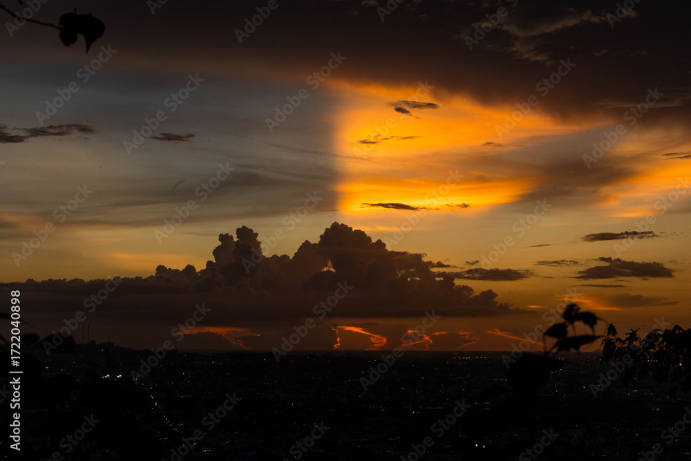 Obraz premium atardecer en el cerro