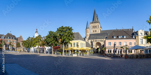 Der Marktplatz und der Dom in Xanten am frühen Morgen
