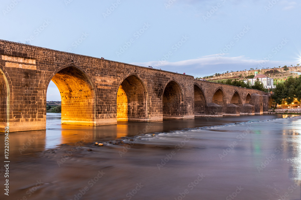 Fototapeta premium Dicle Bridge over Tigris river near Diyarbakir, Turkey