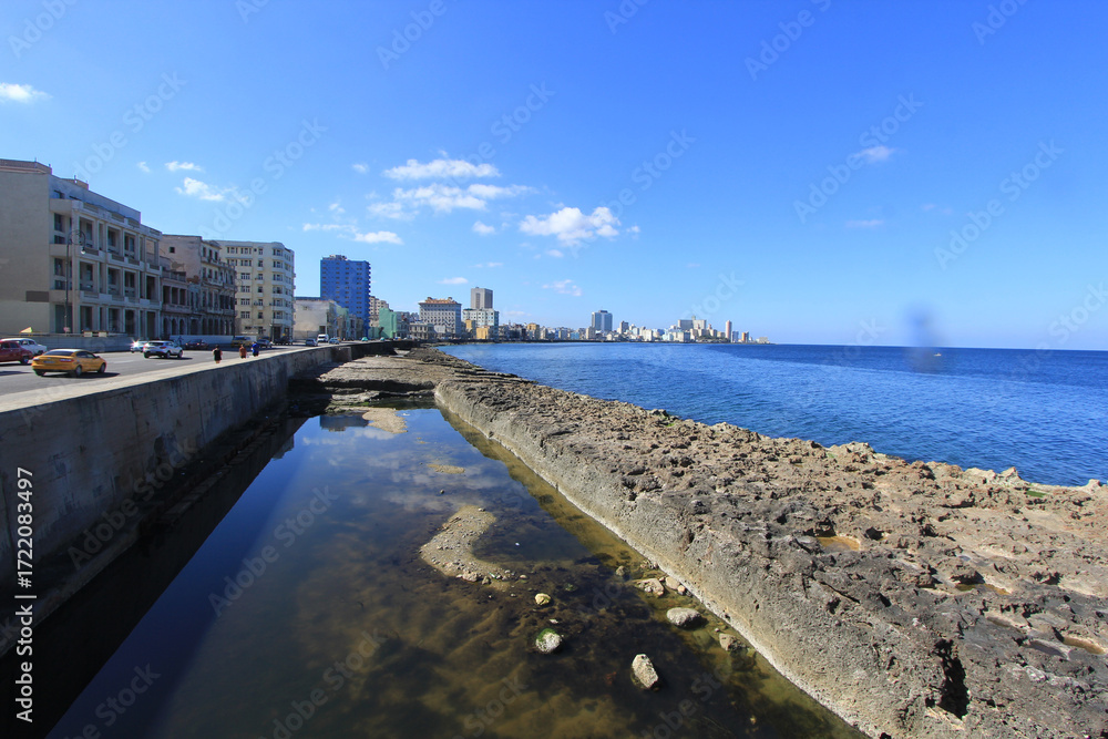 Fototapeta premium Costado urbano frente al Mediterráneo