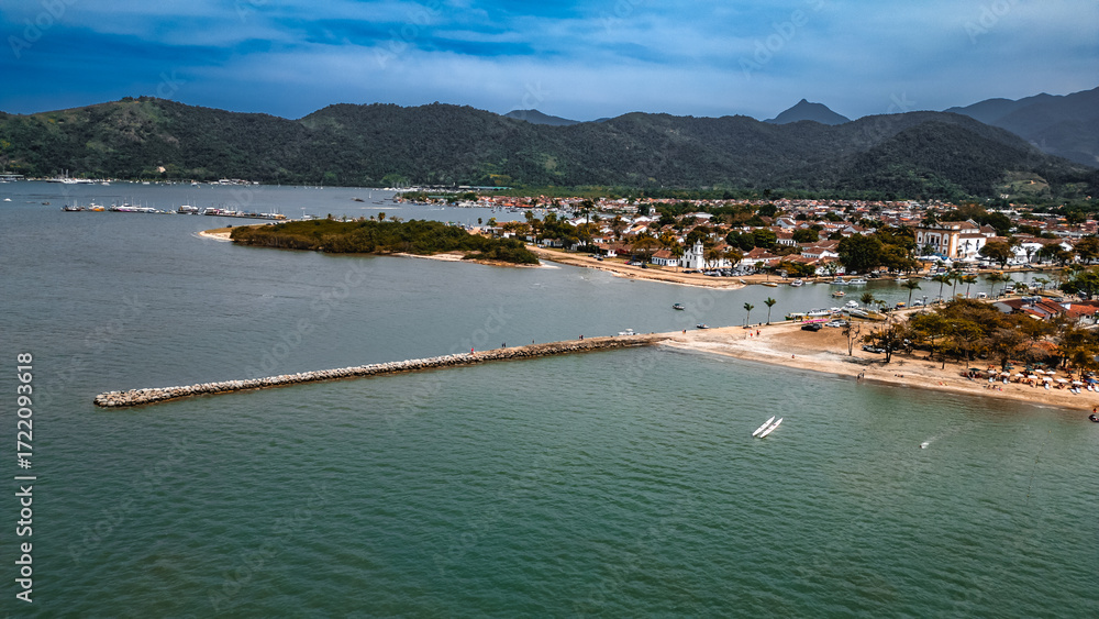 Obraz premium Cidade Histórica Colonial Paraty Rio De Janeiro Brasil Litoral Canal Mar Montanha Mata Atlântica Barcos Turismo Cultura Arquitetura Centro Histórico Patrimônio Natural Paisagem Viagem Destino