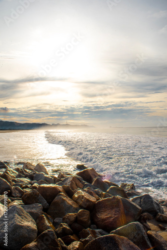 Paisaje. Hermoso amanecer en la playa. Vertical.