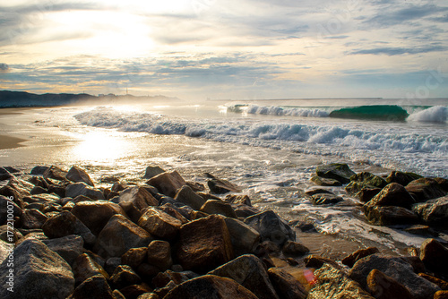 Paisaje. Hermoso amanecer en la playa. Horizontal.
