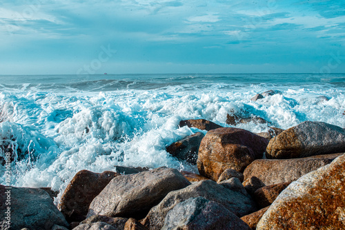 Paisaje. Olas de mar chocando con las rocas.