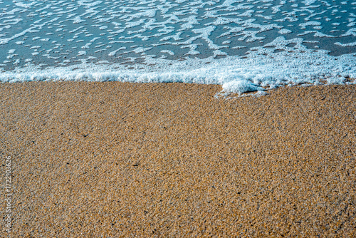 Fondo. La orilla de la playa.