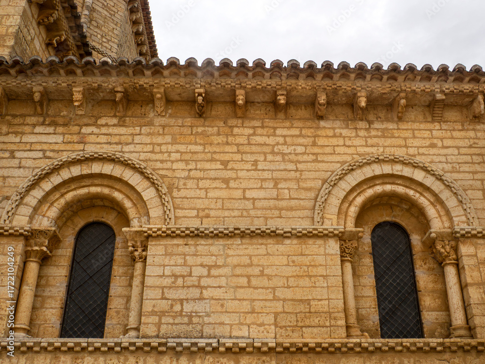 Obraz premium Romanesque arched windows and carved corbels on the facade of the Church of San Martin de Tours in Fromista, Spaina