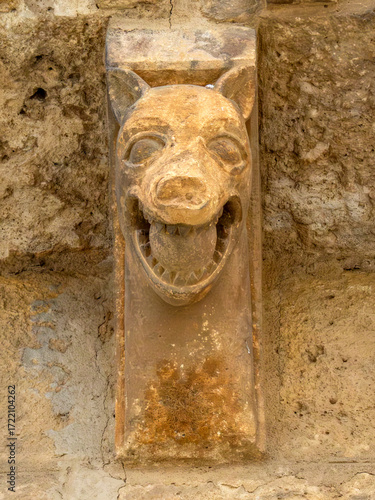 Φωτογραφία Romanesque stone corbel of a snarling monster at the Church of San Martin de Tou