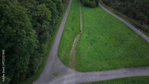 Reiterin töltet auf einem Isländer durch die spätsommerliche Natur des Ruhrgebiets