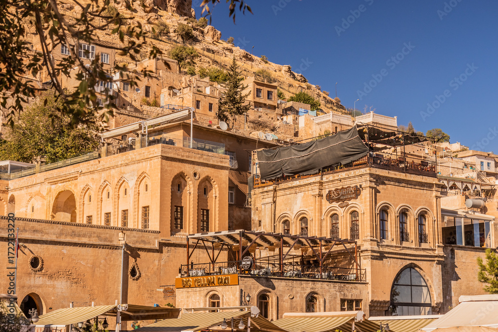 Obraz premium MARDIN, TURKEY - SEPTEMBER 26, 2022: Traditional sandstone houses in Mardin, Turkey