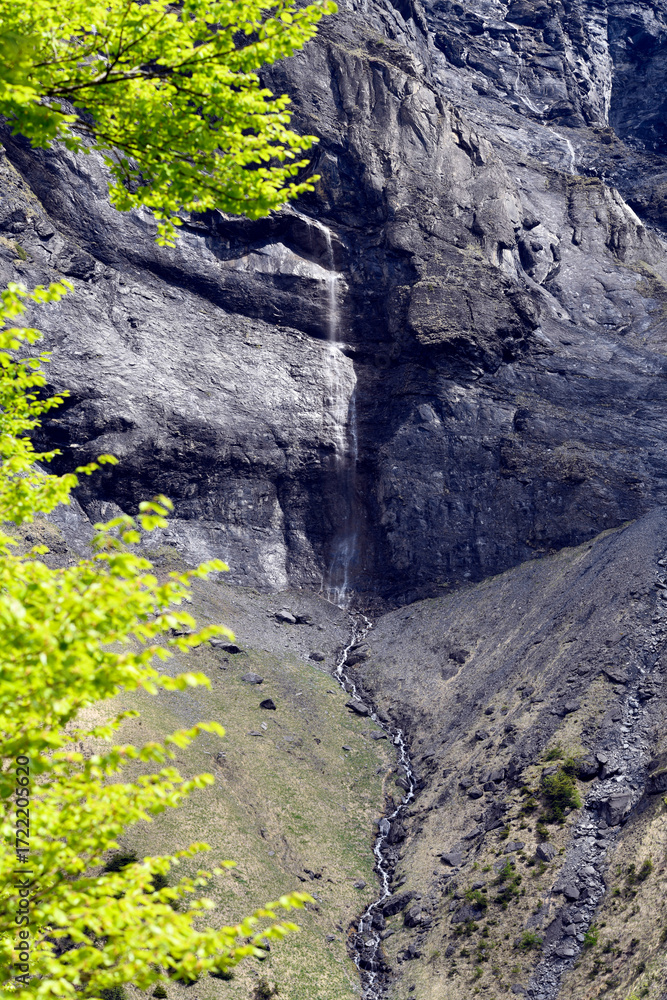 Obraz premium Wanderweg von Weisstannen im Weisstannental zur Wasserfallarena von Batöni, Mels, Kanton St. Gallen