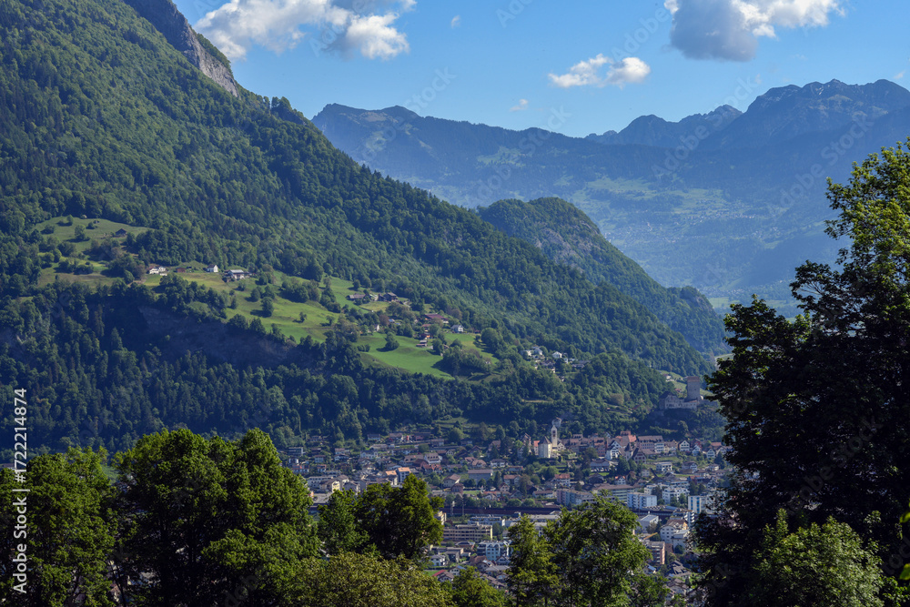 Fototapeta premium Mels und Sargans im Seeztal im Schweizer Kanton St. Gallen 