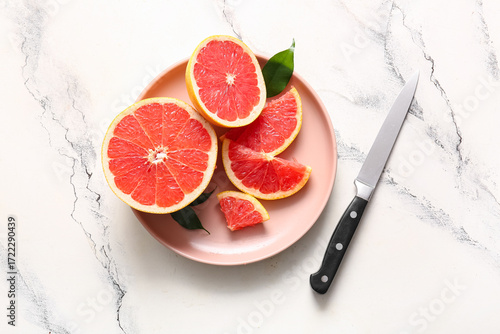 Plate with cut fresh grapef...