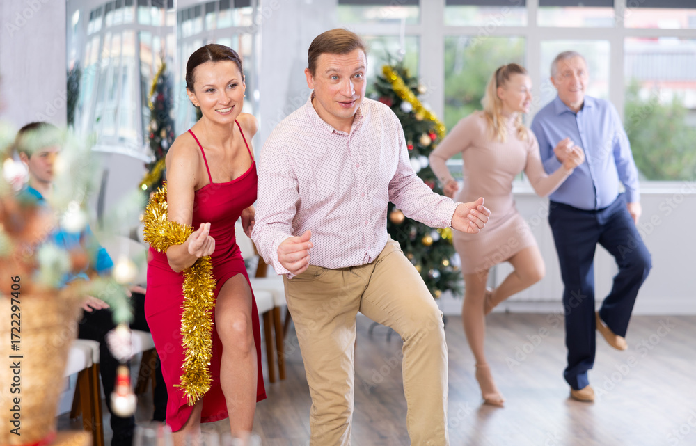 Naklejka premium Adult couple dancing and practicing in dance class