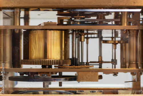 Mechanical gears in the middle of a carriage clock