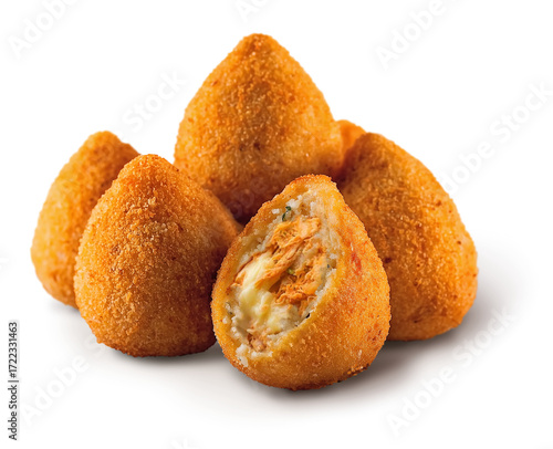 Coxinhas crocante com recheio de frango, azeitonas e catupiry, lanche tradicional brasileiro isolado em fundo transparente	