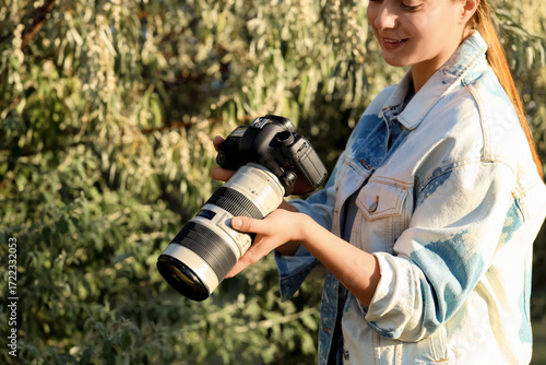 Young female photographer w...
