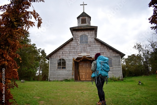Schilderij op canvas Mujer joven mochilera visitando una capilla en la Isla de Chiloé, Chile