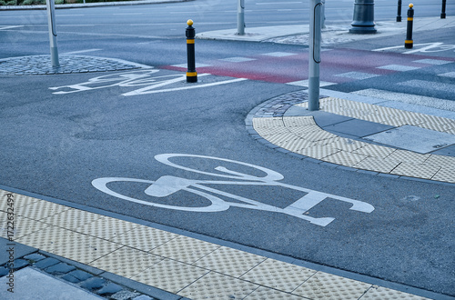 Fotografie A close-up shot of a white bicycle symbol painted on a dark grey asphalt bike path