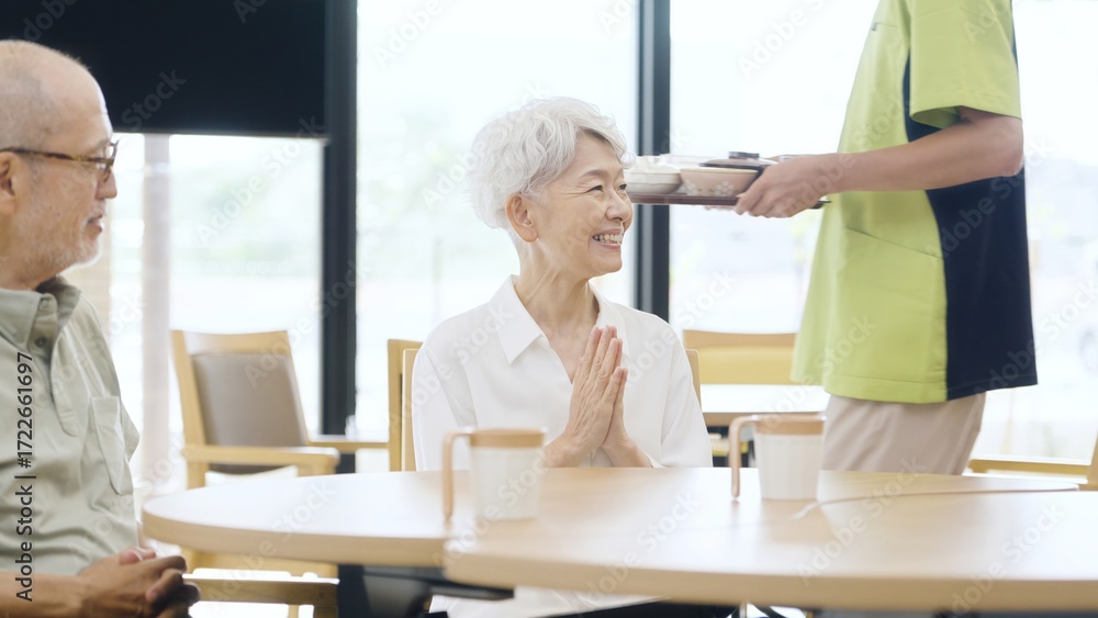 Obraz premium 介護施設で食事を待つ高齢者
